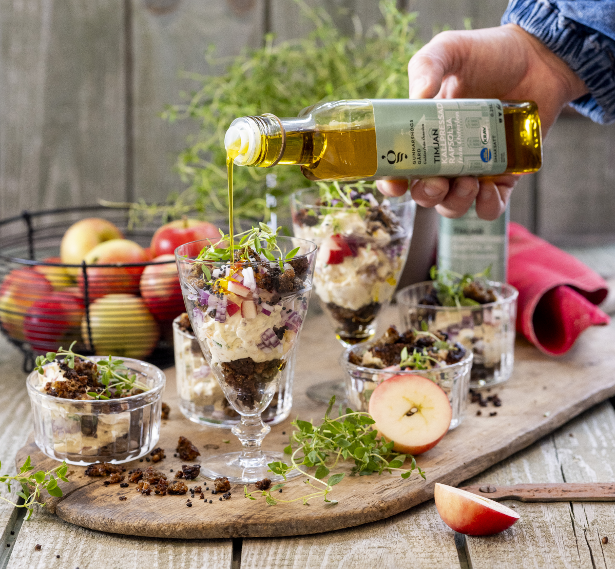 Kryddig och krämig laxröra i glas med knaprigt rågbröd med smak av timjan