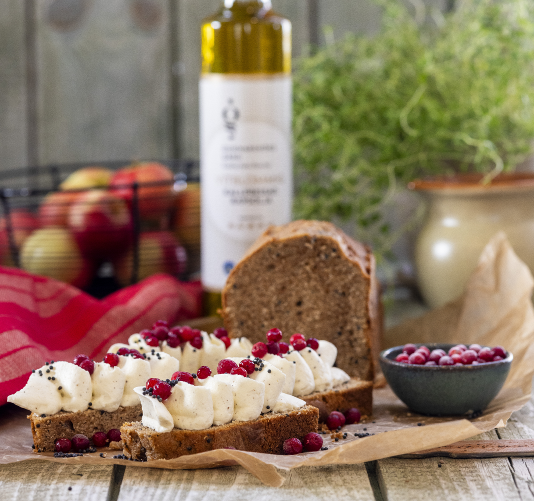 Mjuk pepparkaka med vaniljgrädde och färska lingon